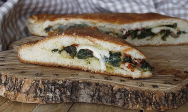 Scacciata catanese con spinaci e mozzarella