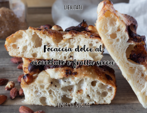 Focaccia dolce al cioccolato e frutta secca