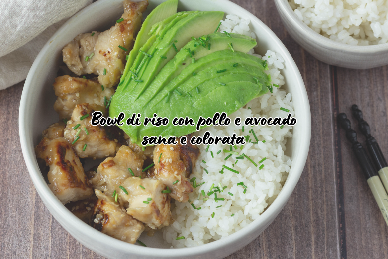 Bowl di riso con pollo e avocado