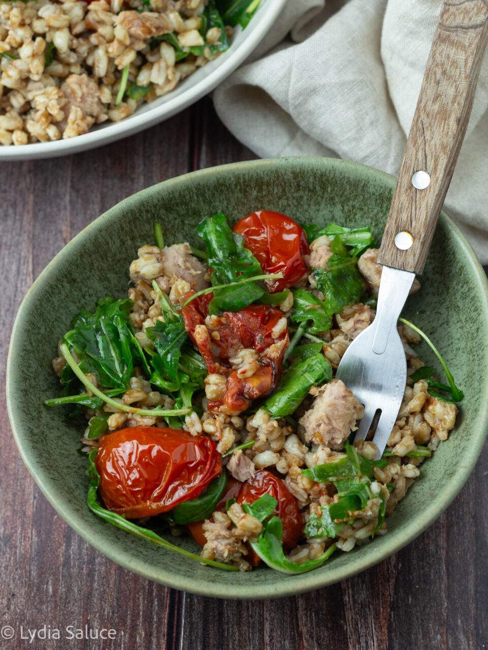 Insalata di farro con tonno, pomodorini arrostiti e rucola