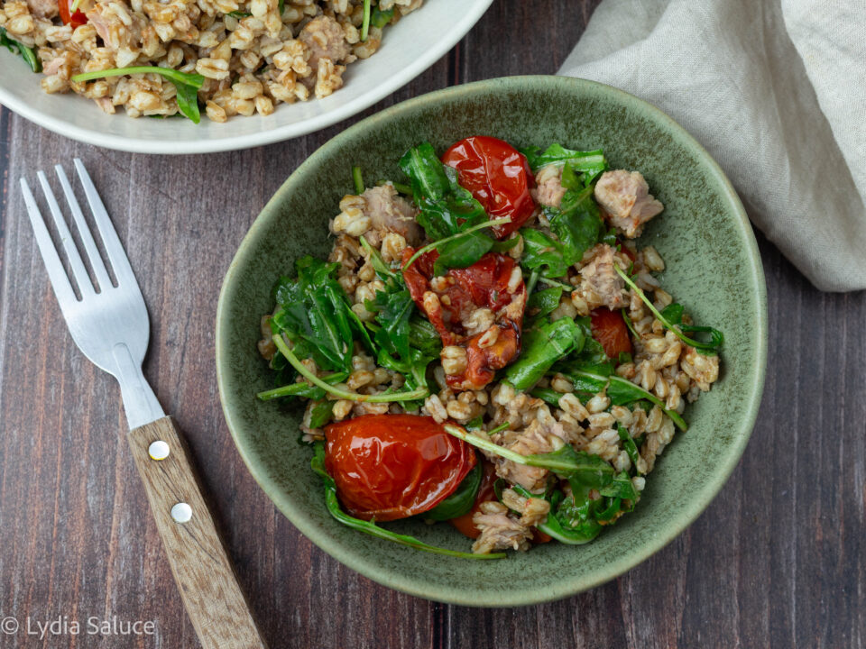 Insalata di farro con tonno, pomodorini arrostiti e rucola