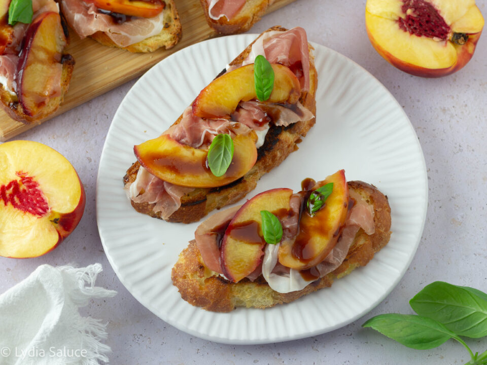 Bruschette estive con pesche, prosciutto crudo e burrata