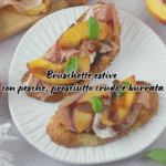 Bruschette estive con pesche, prosciutto crudo e burrata