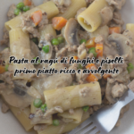 Pasta al ragù di funghi e piselli