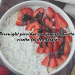 Overnight porridge con yogurt e frutta