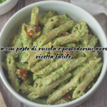 Pasta con pesto di rucola e pomodorini arrostiti