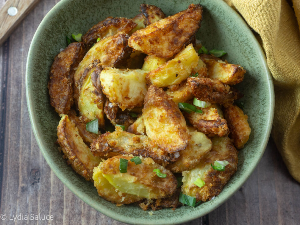 Patate arrosto croccanti in friggitrice ad aria