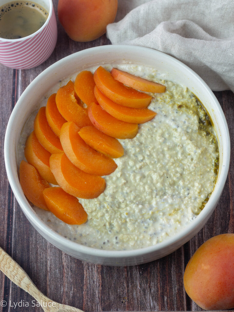 Overnight porridge al pistacchio e albicocche