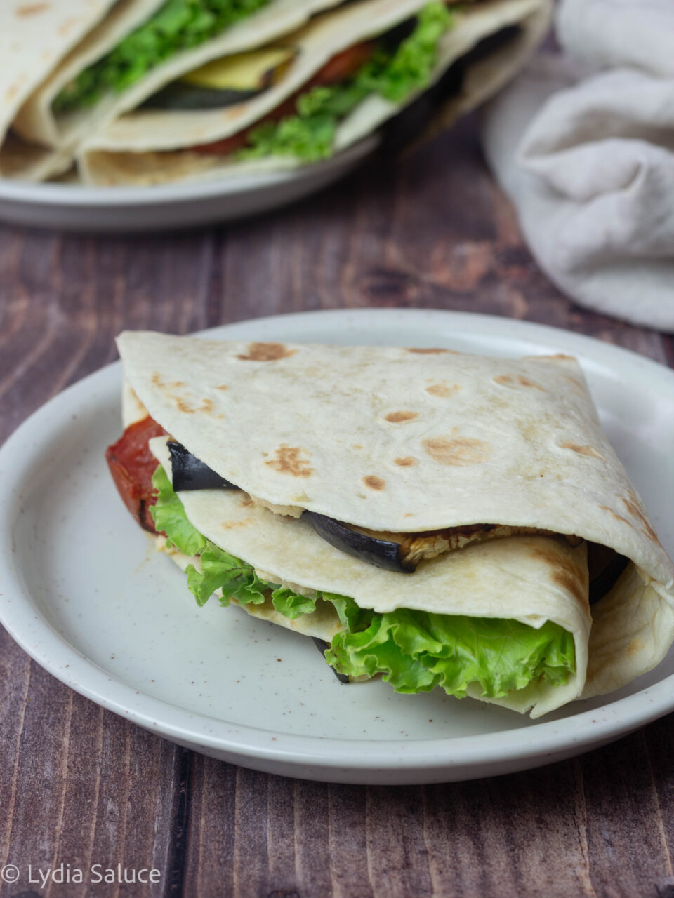 Piadina con hummus e verdure arrostite