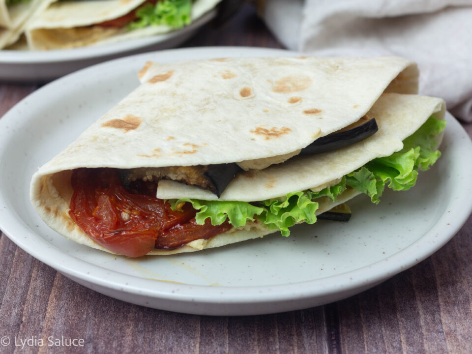 Piadina con hummus e verdure arrostite