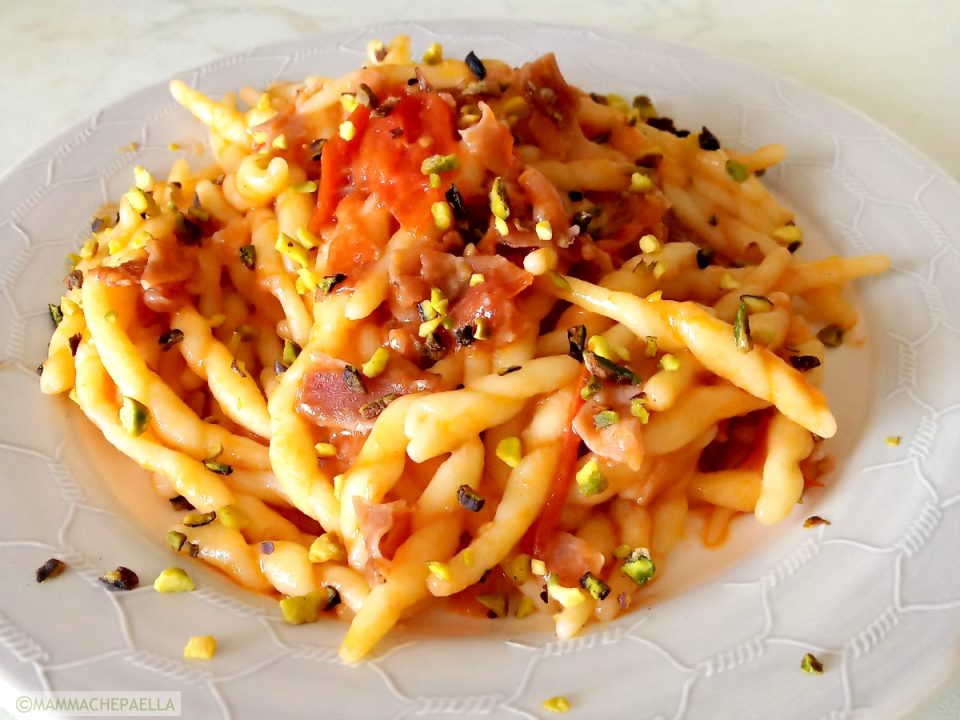 Pasta con speck e pomodorini, il piatto che profuma di estate