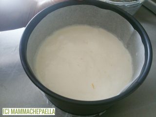 Preparando cheesecake leggera e con base senza cottura
