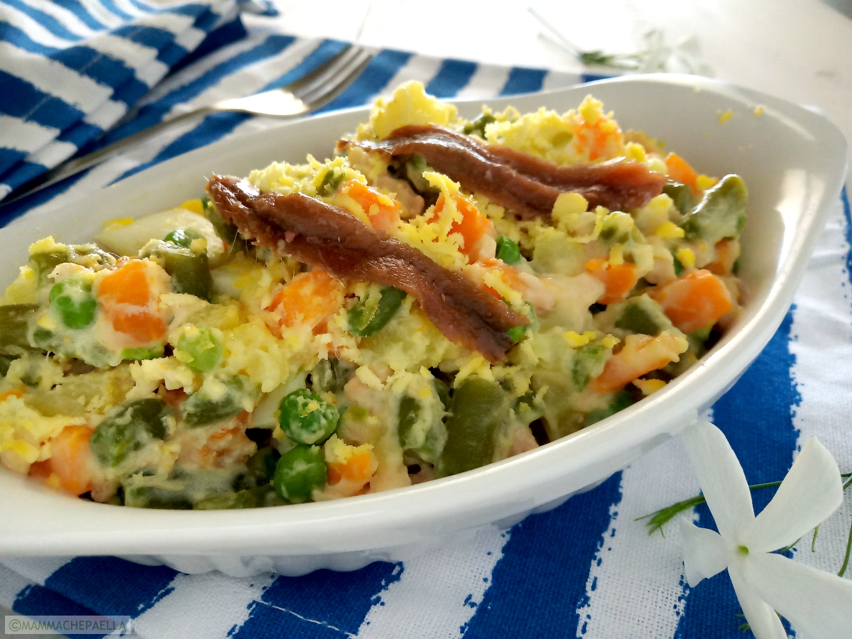 Insalata russa con tonno e uova sode