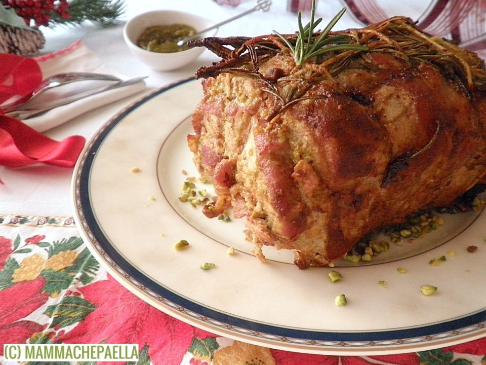 Arista di maiale con bacon e pesto di pistacchi