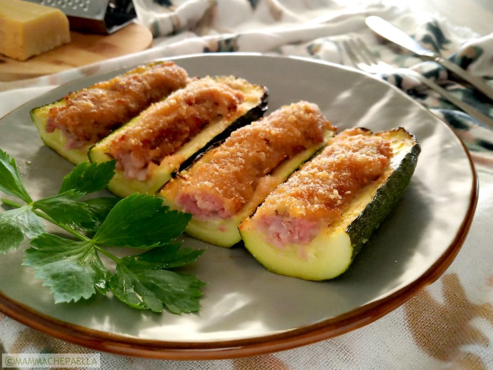 Zucchine ripiene con la salsiccia gratinate al forno, semplici e gustose