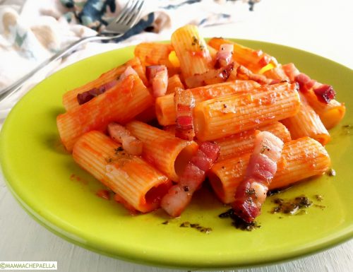 Rigatoni con salsa e bacon croccante, aromatizzati al basilico