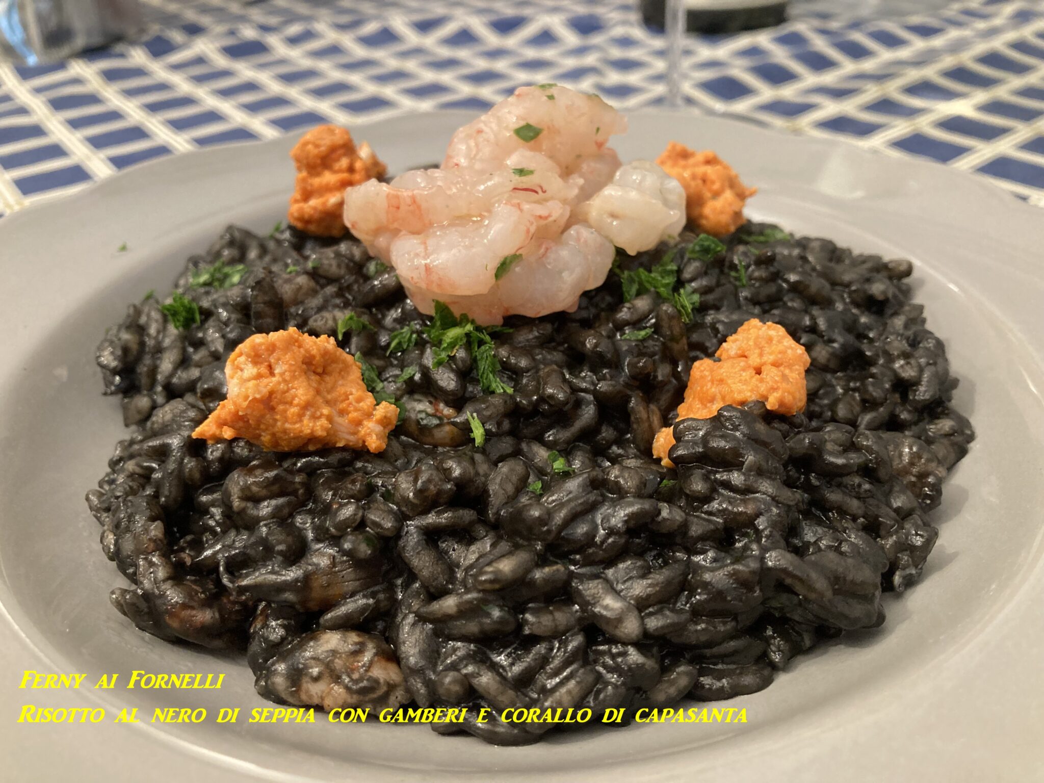 Risotto al nero di seppia con gamberi e corallo di capesante Ferny ai
