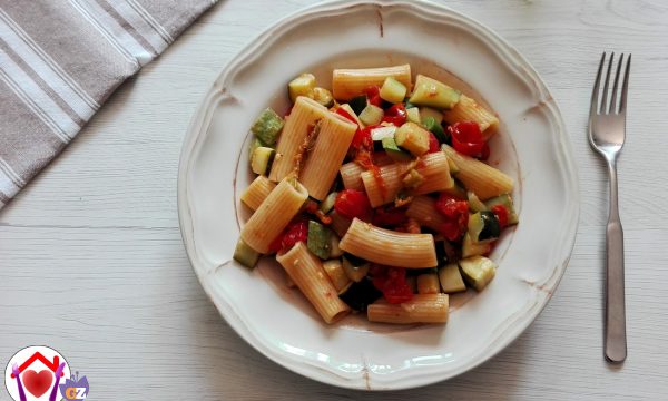 Pasta veloce con zucchine e pomodorini