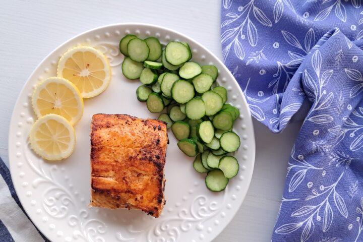 Il filetto di salmone alla paprika è una di quelle ricette velocissime da fare che stupiscono per la loro bontà. Si tratta di una ricetta alla portata di tutti, e bastano poche mosse per portare in tavola un piatto super.
