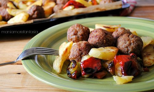 POLPETTE CON PEPERONI E PATATE AL FORNO POLPETTE CON PEPERONI E PATATE AL FORNO