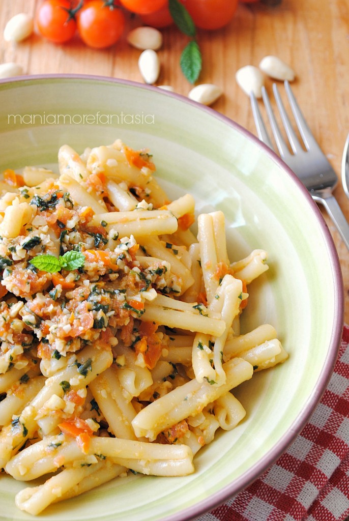 PASTA CON PESTO ALLA TRAPANESE primo piatto con sugo rustico