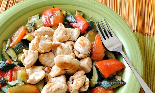 BOCCONCINI DI POLLO CON PEPERONI E ZUCCHINE BOCCONCINI DI POLLO CON PEPERONI E ZUCCHINE