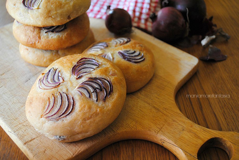 focaccine con cipolle rosse nell'impasto