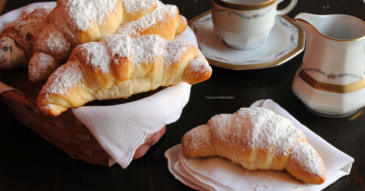 Cornetti semplici di brioche impasto con poco burro e senza sfogliatura