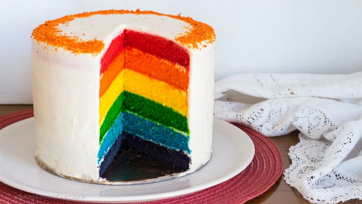 torta arcobaleno con crema al latte
