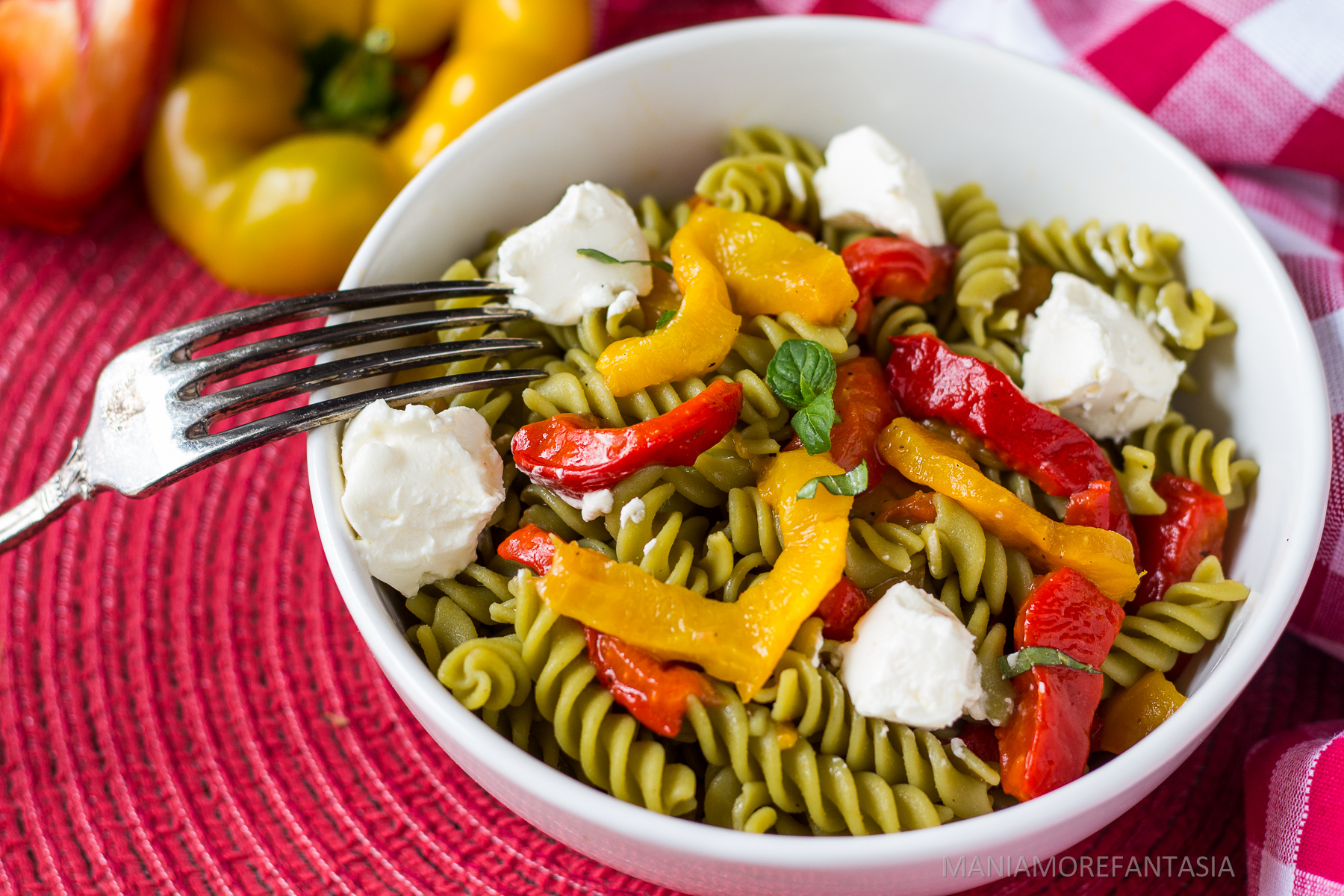 insalata di pasta di piselli con peperoni