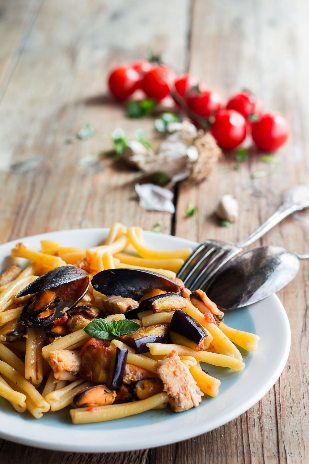 La pasta con cozze, pesce spada e melanzane è un primo di mare nato per sperimentare ed assaporare combinazioni culinarie e profumi inebrianti a tavola!