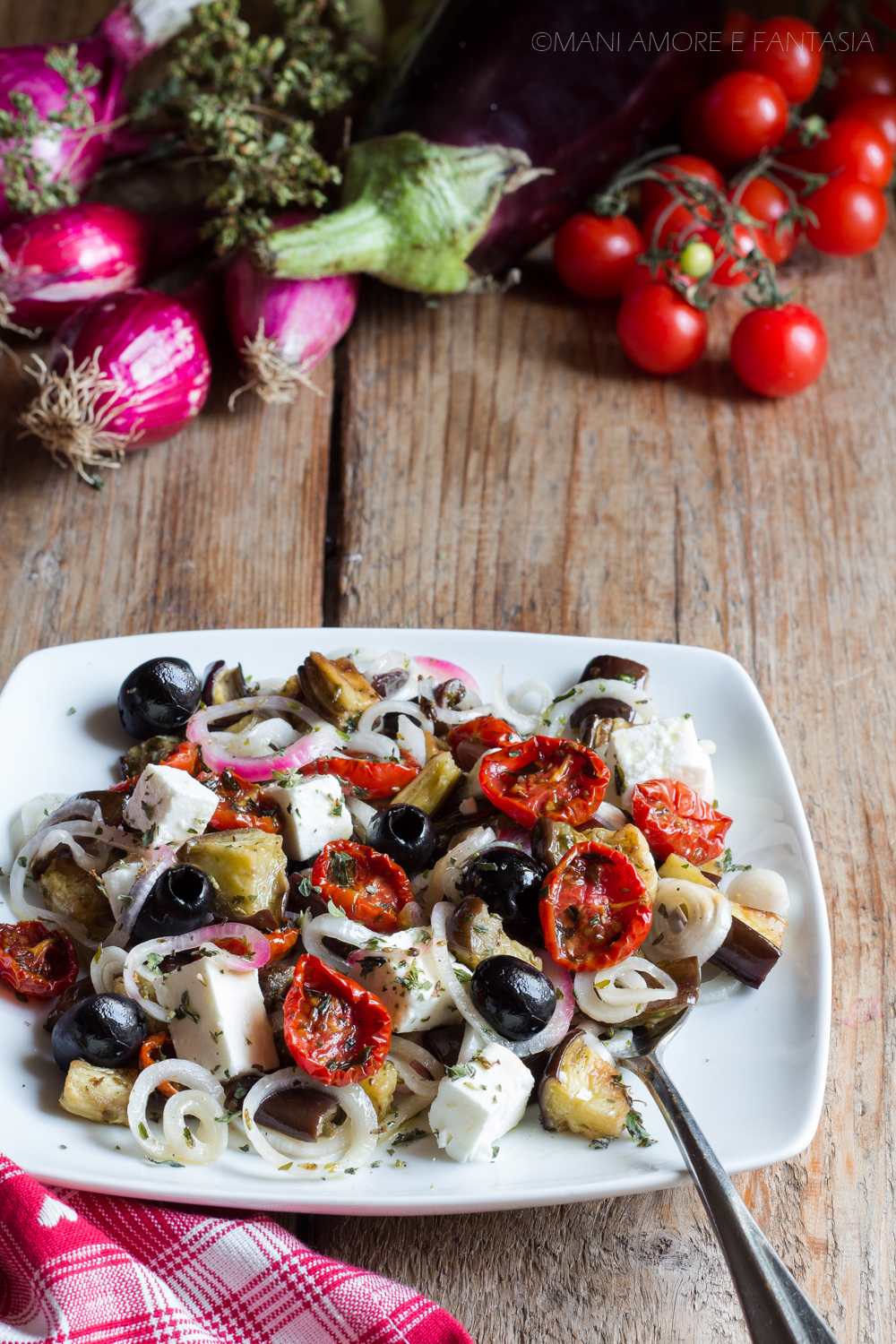 insalata mediterranea con feta, melanzane, cipolle