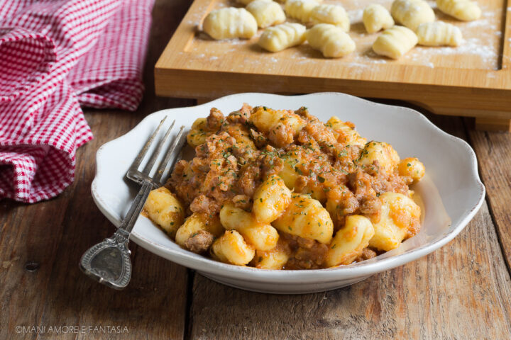 gnocchi con ragù di salsiccia