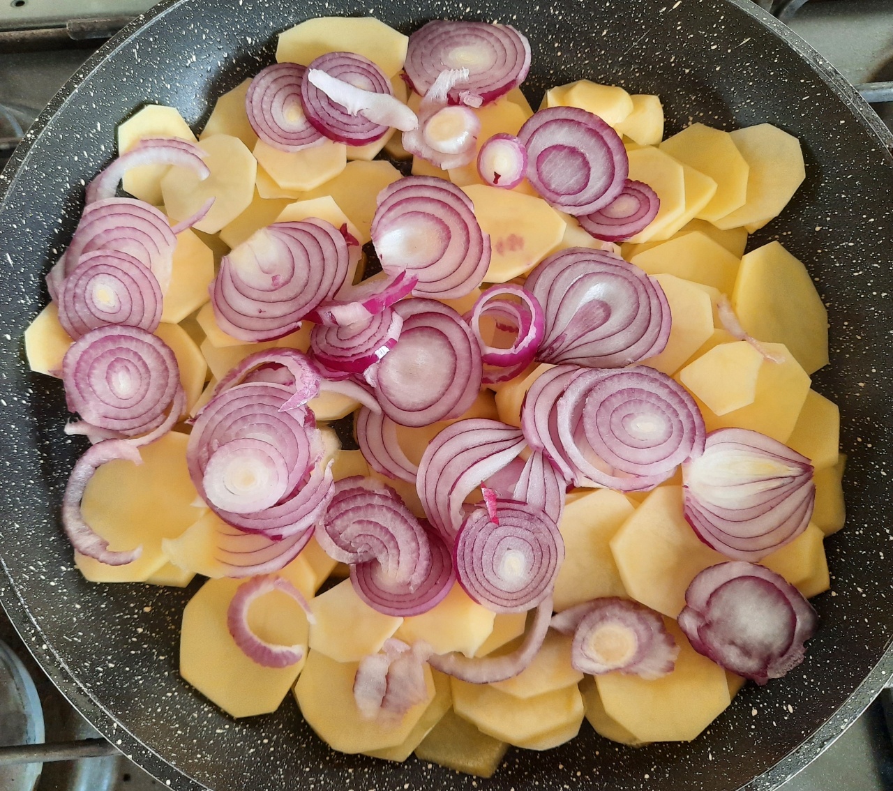 Torta salata patate e cipolle di Tropea - Mani in frolla