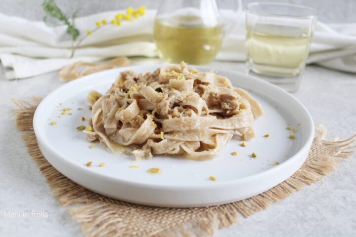 Tagliatelle al farro con Tonno e granella di Pistacchio