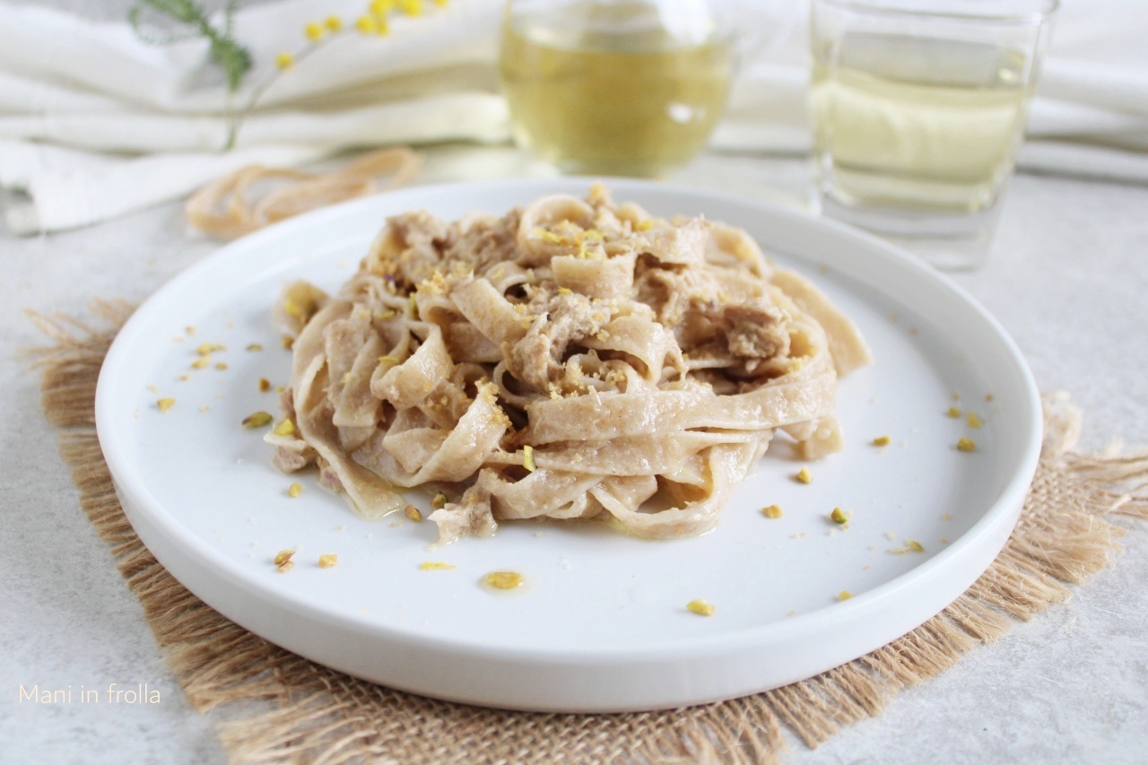 Tagliatelle al farro con Tonno e granella di Pistacchio