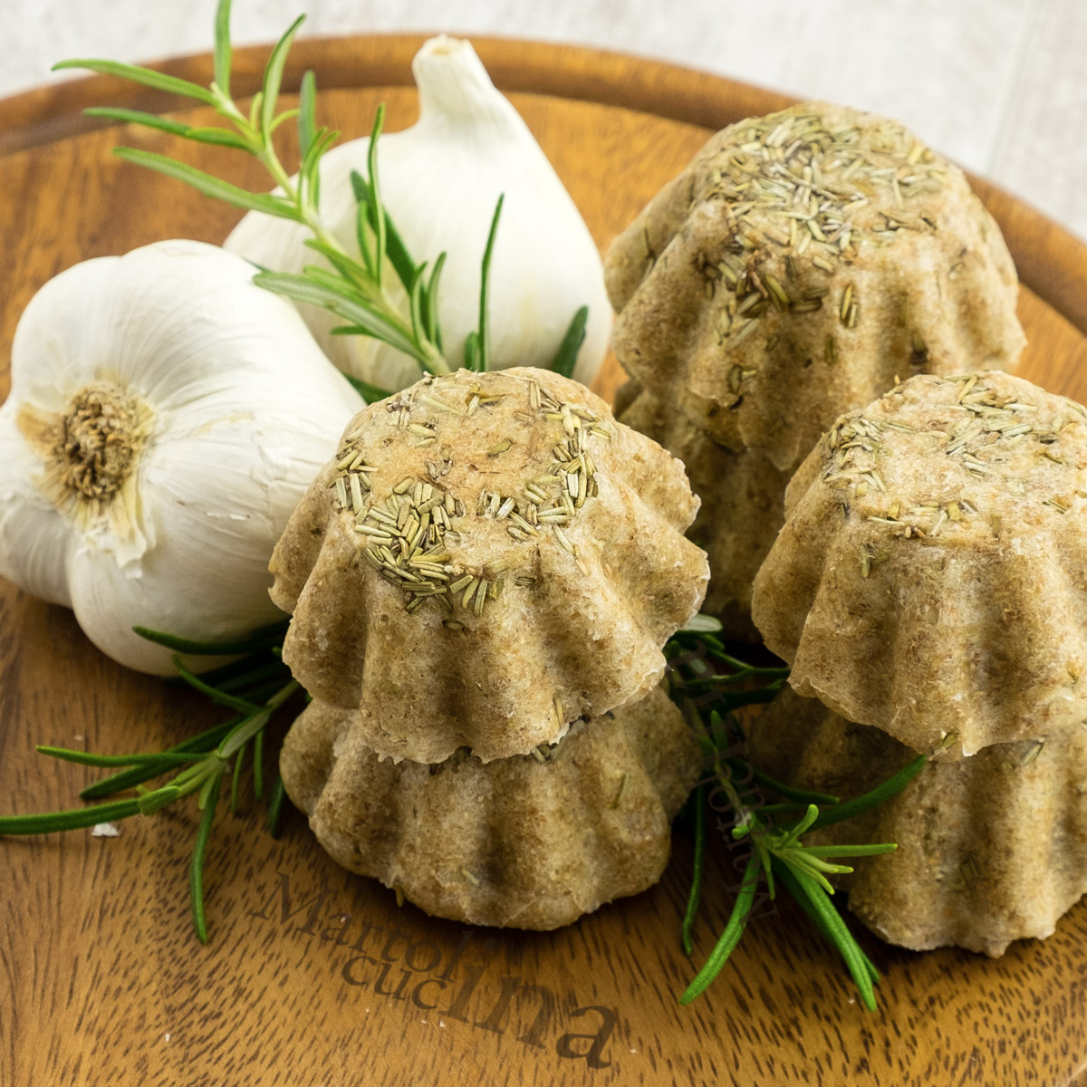 Muffin integrali con rosmarino e aglio