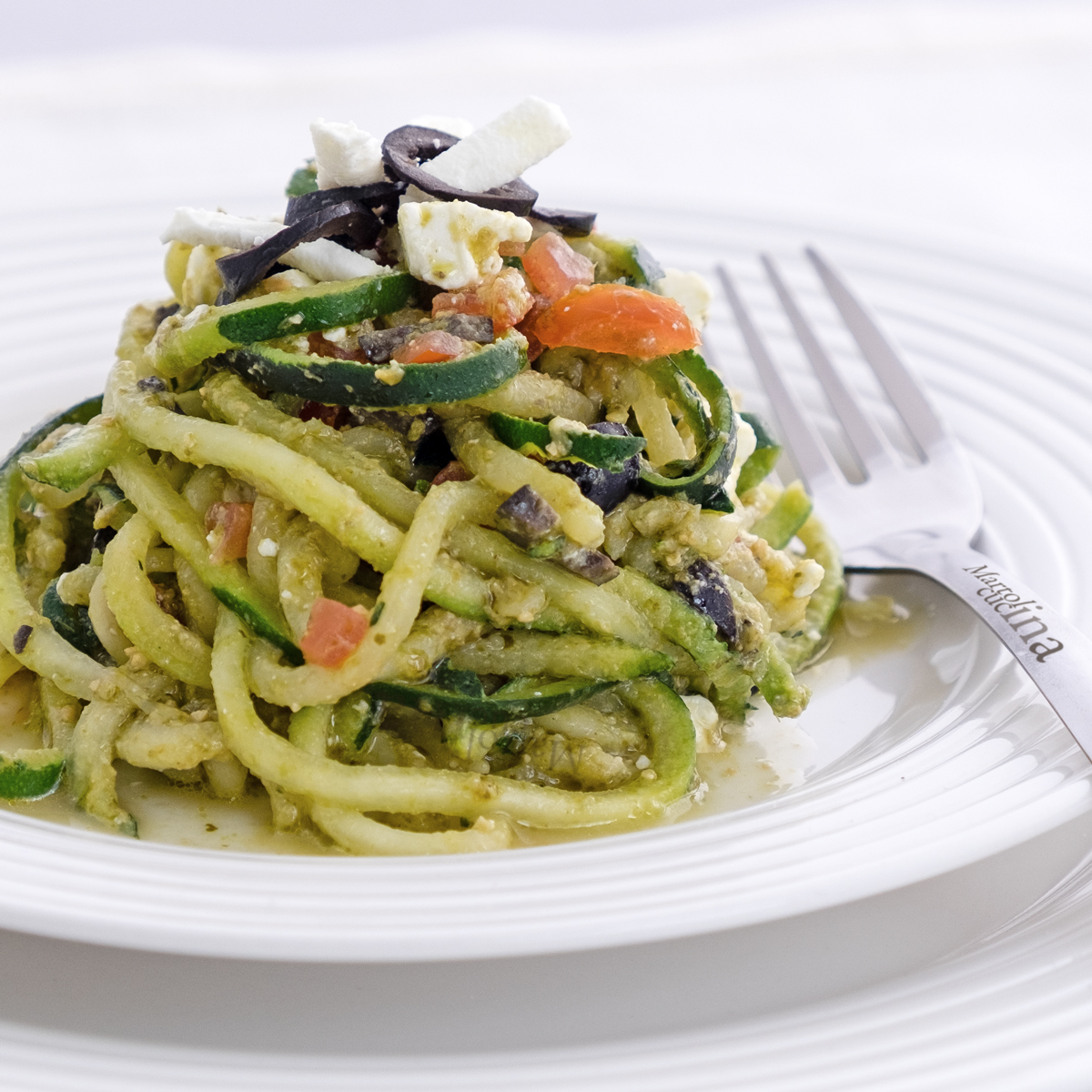 Spaghetti di zucchine con pesto feta e pomodori | Ricetta facile