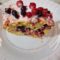 Ciambellone con frutti di bosco rossi