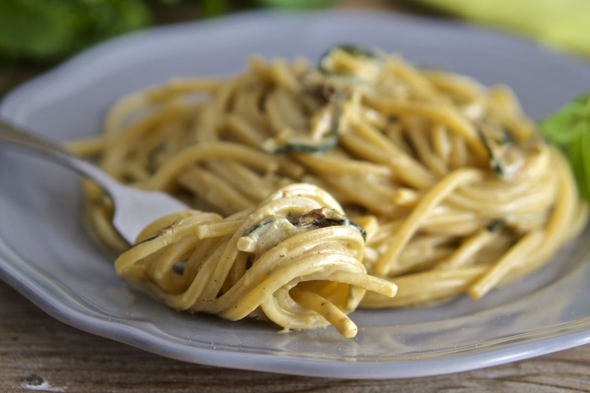 Pasta con crema di zucchine alla menta cremosa senza panna
