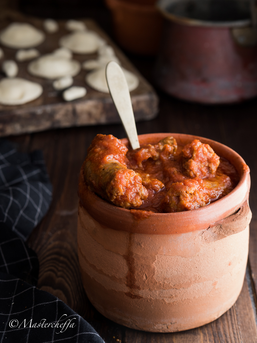 Sugo di maiale ricco alla siciliana con salsiccia e costolette