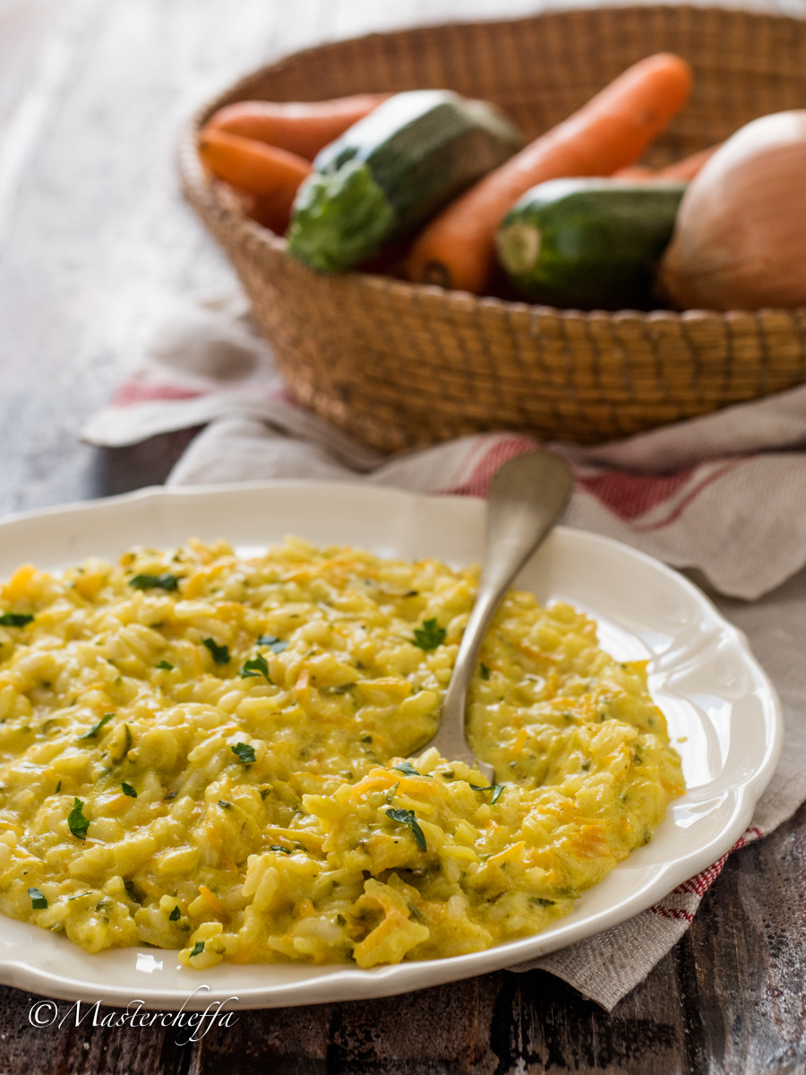 Risotto cremoso con zucchine e carote alla curcuma, ricetta vegetariana