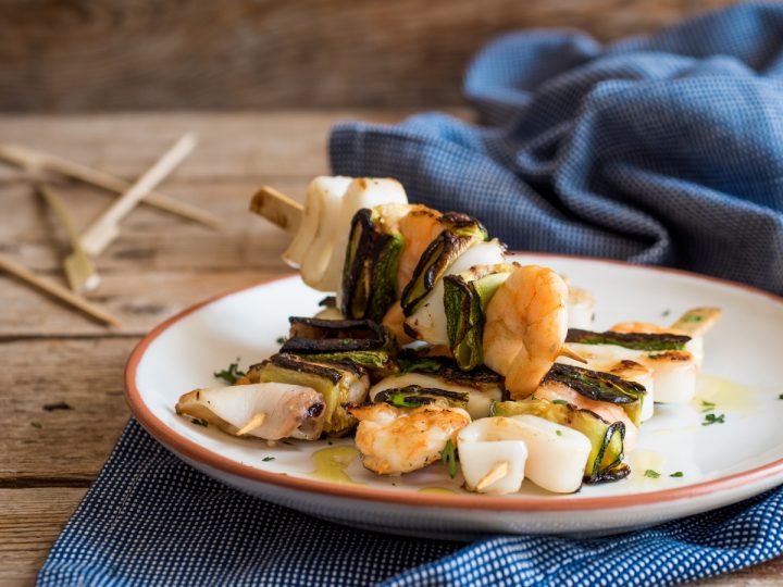 Spiedini di gamberi e calamari grigliati con zucchine