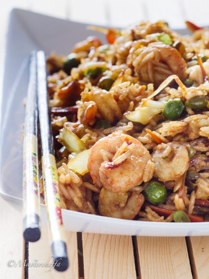 Riso saltato con gamberi e verdure, ricetta orientale facile gustosa