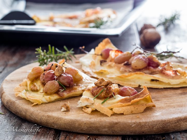 Crêpes al forno con lardo, uva arrosto, noci e formaggio filante