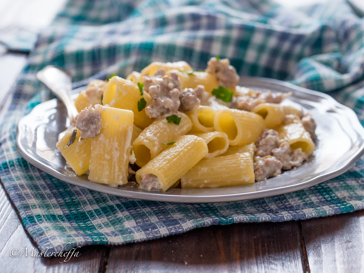 Pasta robiola e salsiccia