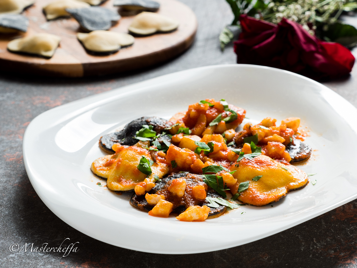 Ravioli bicolore seppia e ricotta