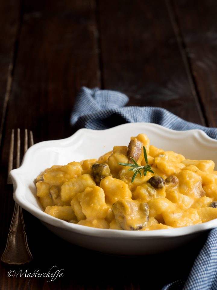 Gnocchi con crema di zucca funghi e gorgonzola, ricetta vegetariana