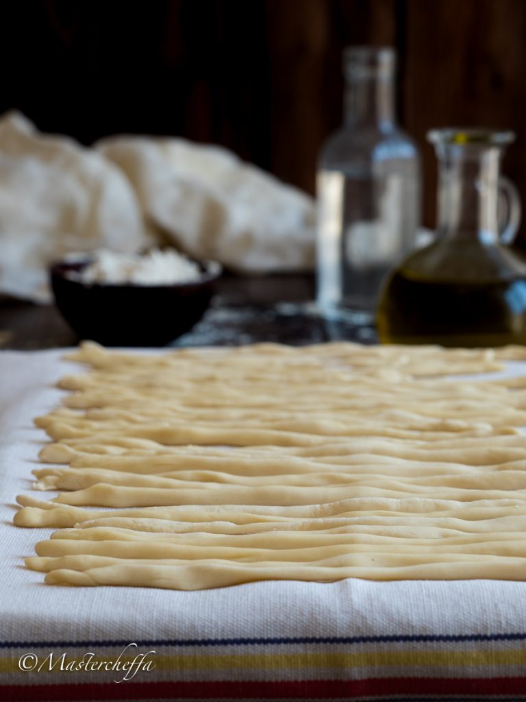 Pinci Come fare i pici senesi (o pinci), gli spaghettoni Toscani senza uova