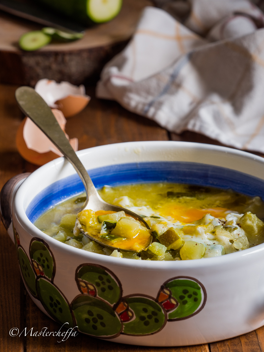 Uova in zuppa di zucchine alla provola